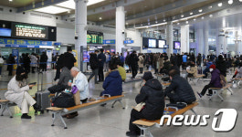 열차 지연으로 붐비는 대전역 대합실