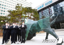 한국거래소, 서울사옥 소와곰상 옥외 이전 제막식