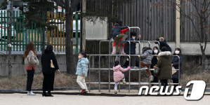 운동장에서 뛰어노는 예비초등학생