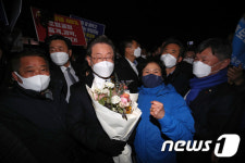 곡성 지지자에게 꽃다발 받는 이재명