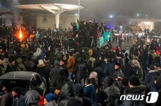 에너지 가격 급등 항의 시위하는 카자흐 시민들