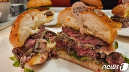 햄버거 한끼 14만원?…韓 상륙 고든 램지 버거 뭐가 들었길래