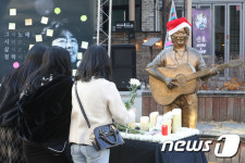 김광석 26주기, 이어지는 헌화