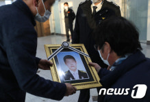 영정사진 받아드는 유가족