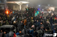 자원 부국 카자흐 반정부 시위 격화…우라늄, 원유 상승 압박