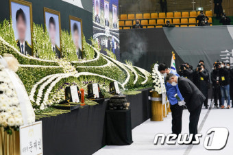 순직 소방관 합동영결식, 헌화하는 문재인 대통령