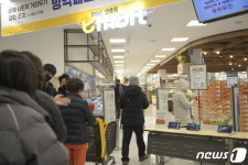 대구 대형마트 앞 긴 줄 혼잡, 곳곳서 항의…방역패스 확대 첫날