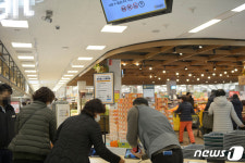 대구 대형마트 앞 긴 줄 혼잡, 곳곳서 항의…방역패스 확대 첫날