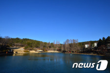 푸른하늘을 담은 연못