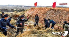 알곡증산 담보 마련 올해 농사 준비하는 북한 농장