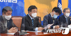 발언하는 윤호중 공동선대위원장