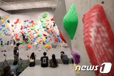 실내 클라이밍장으로 변신한 극장
