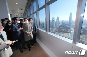 인천경제자유구역청 찾은 이재명 후보