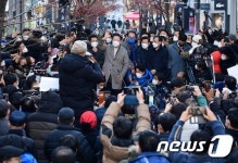 인천 부평 문화의 거리 찾은 이재명 대선 후보