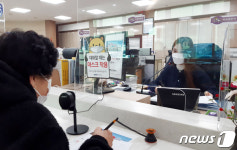 코로나 우려로 설치된 가림막 불편…마이크 설치한 정선 면사무소