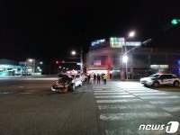 부산 강서구서 승용차 SUV 충돌후 마트 출입문 받아…운전자 2명 부상
