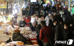 인파로 북적이는 재래시장