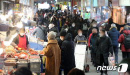 인파로 북적이는 재래시장