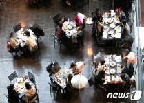 방역패스 시행… 최대 6인까지 모임 가능