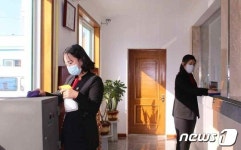 코로나19 방역 중인 대성은행 황해북도지점