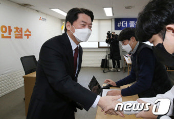 기자간담회 마치고 취재진과 인사하는 안철수