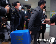 서류 챙겨서 나오는 수사관들