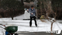 제설작업하는 정부과천청사 직원