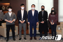 최태원 회장, 아이디어리그 TOP4 수상자들과 함께