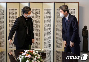 정순택 대주교 예방한 이인영 장관