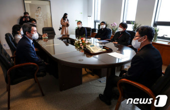 정순택 대주교 찾은 이인영 장관