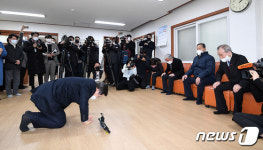 전국경로당 회장단에 큰절하는 이재명 후보