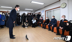 전국경로당 회장단에 인사하는 이재명
