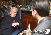 안철수 후보와 대화하는 김동길 교수