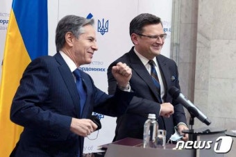 팔꿈치 부딪치는 블링컨과 쿨레바 우크라 외교
