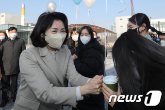 문화예술인과 인사하는 김혜경