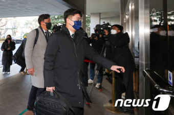 법정 향하는 김건희측 변호인단