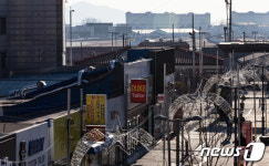 캠프 험프리스 앞 로데오 거리 한산