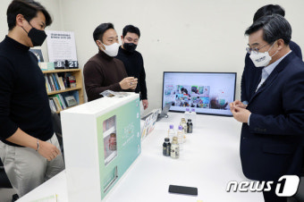 여성청소년 위생용품 지원사업 확대 방안 논의하는 김동연