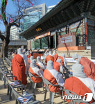 전국승려대회에 참석하는 승려들