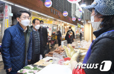 전통시장 상인과 대화하는 이억원 차관