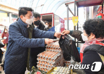 천안 중앙시장서 물품 구매하는 이억원 기재차관
