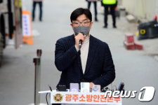 크레인 해체작업 브리핑하는 HDC 관계자