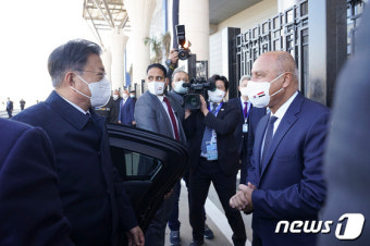 이집트 교통부 장관과 인사하는 문재인 대통령