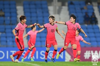 '지소연 멀티골' 한국 여자축구, 아시안컵 1차전서 베트남 3-0 제압
