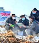 과학기술적 농사 위해…토의 중인 강서구역 농장 일꾼들