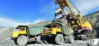 [포토 北] 태양절·광명성절을 성과로 맞이하자…들끓는 현장들