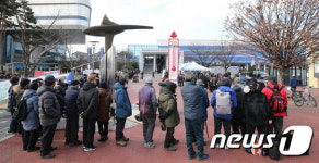 무료배식 받으려는 긴 줄