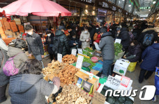 제수용품 준비로 북적이는 전통시장