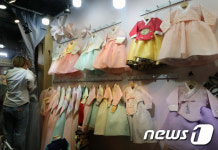 설 대목 준비하는 광장시장 한복상가