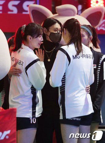 동료들과 인사하는 김연경
